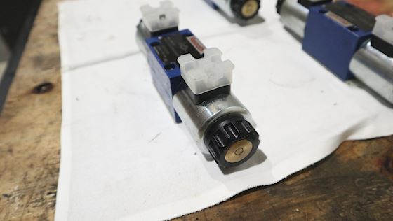 Rexroth 4/2 Solennoid Valve 4WEG6 D62/OFEG24N9K4 #4