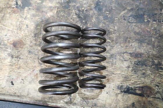 MAN B&W Alpha Vippearm buk og en holder samt et sæt ventilfjerder og en indikatorhane,  sammen som ID 14956 #5