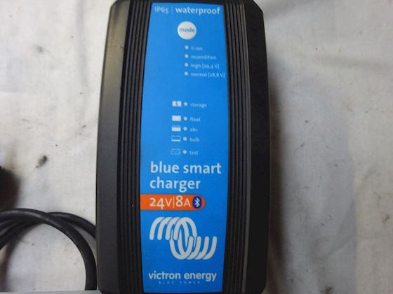Victron Blue smart 24v 8A #1