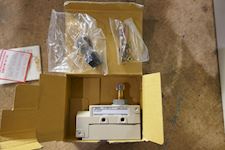 Omron XE-Q22-2 Limit Switch - 1