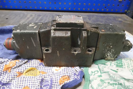 Rexroth Proportional Directionel Valve 4WRZ16W63-20/SO39/J #4