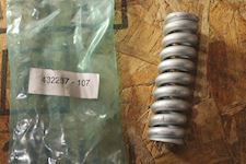 MAK Pressure Spring 432267-107 for Fuel Injector Valve - 1