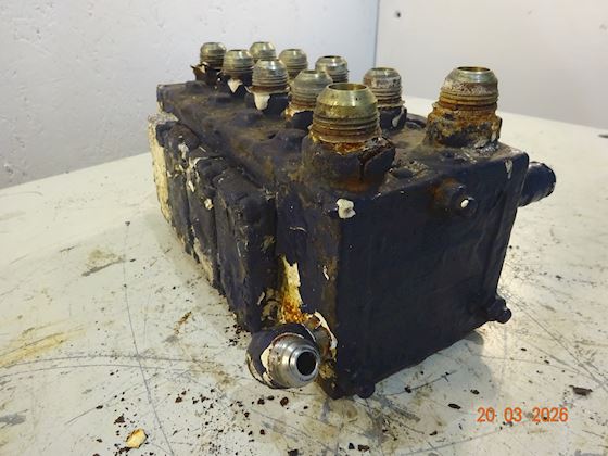 Danfoss 4 Handle Hydraulic Valve Block #3